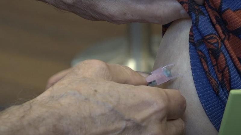 A new round of vaccinations in a community center in Kepèl