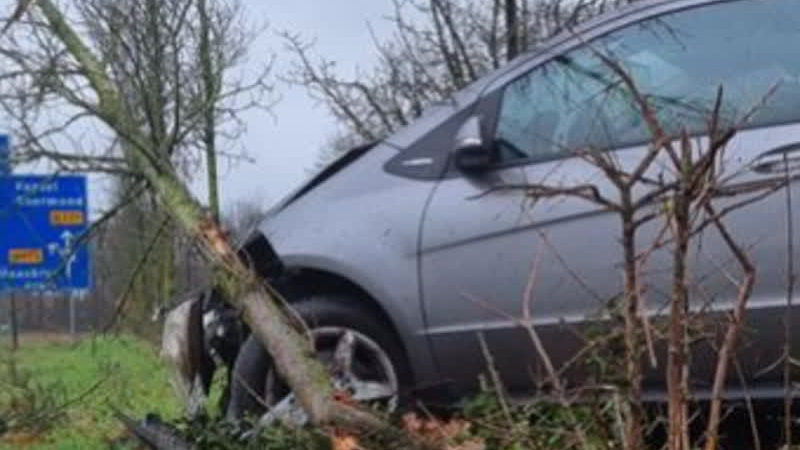 Auto Knalt Tegen Boom In Maasbree